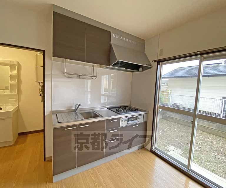 キッチン　３口ガスコンロのシステムキッチンです。