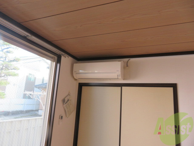 その他設備　エアコンはお部屋のこちらに、シーズン問わず活躍ですね