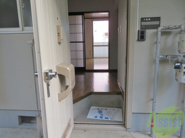 玄関　玄関を入ると正面が居室、右手にお風呂トイレです