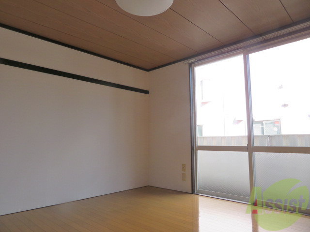 居室・リビング　リビングはこちら、７．４帖のフローリングのお部屋です