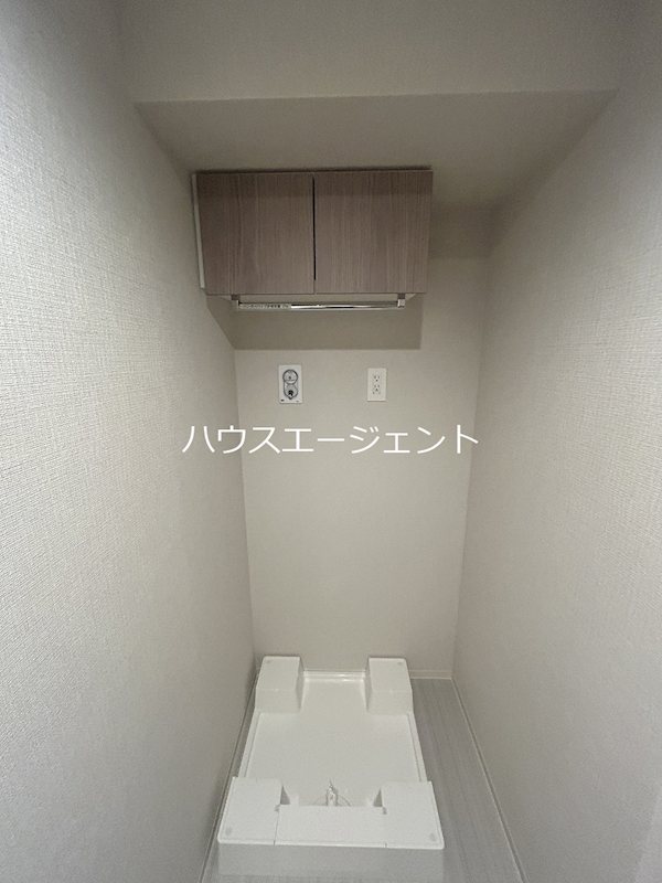 その他設備　洗濯機置場の上には収納付きで便利です。※別部屋参考写真