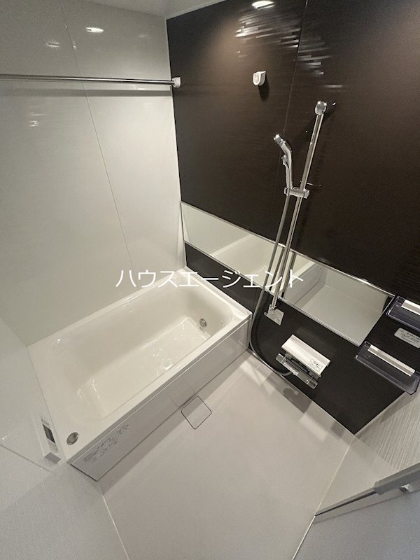 バス・シャワールーム　追い焚きや浴室乾燥機付きのきれいなお風呂です。