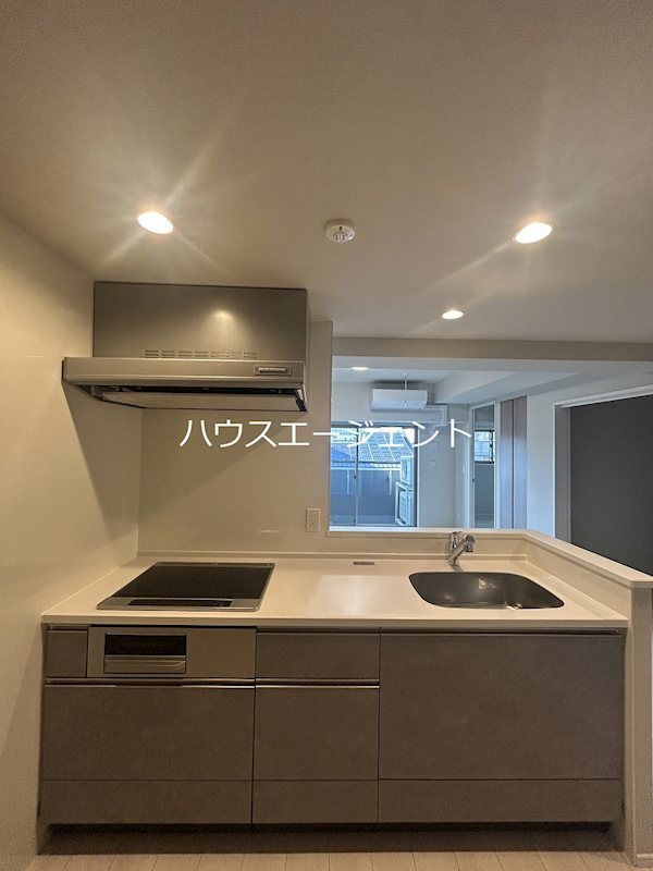 キッチン　3口IHヒーターのシステムキッチンです。