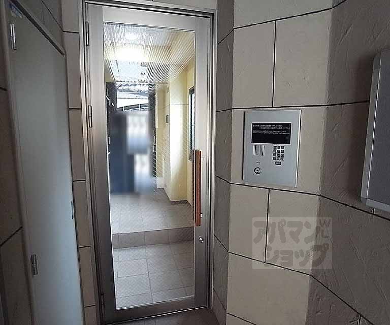 その他共有部分　一枚オートロックのドアがあると安心、廊下も綺麗