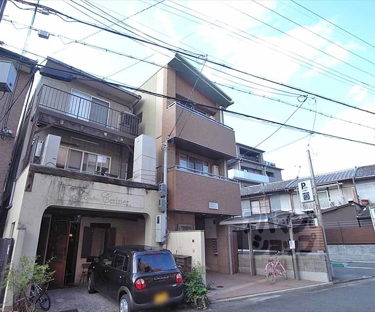 建物外観　タイル張りの可愛い外観です。