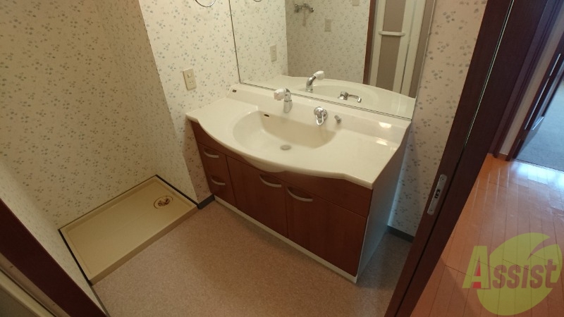 洗面設備　洗面台。朝の身支度はここでばっちり決めましょう。