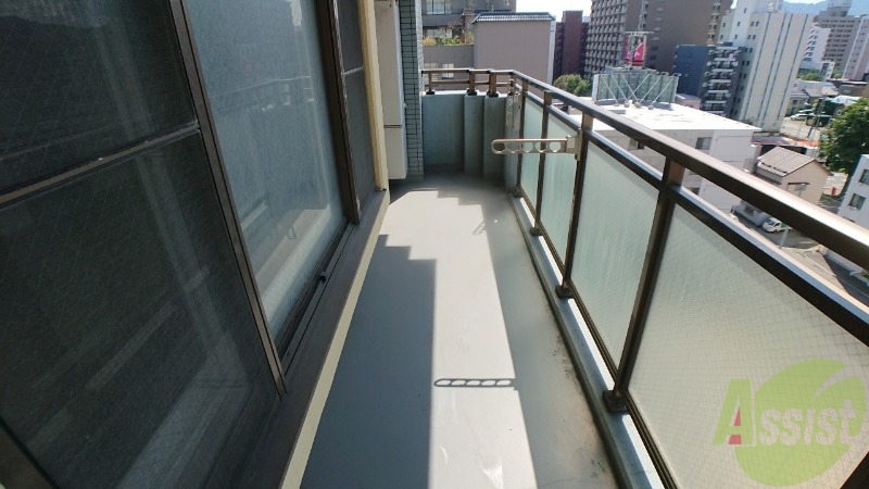 バルコニー　バルコニーは幅があり、広い印象を受けました。