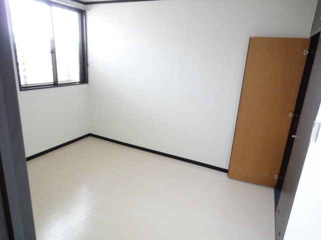 居室・リビング　同物件、別号室のものです。