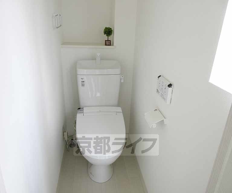 トイレ　ウォシュレット付き。