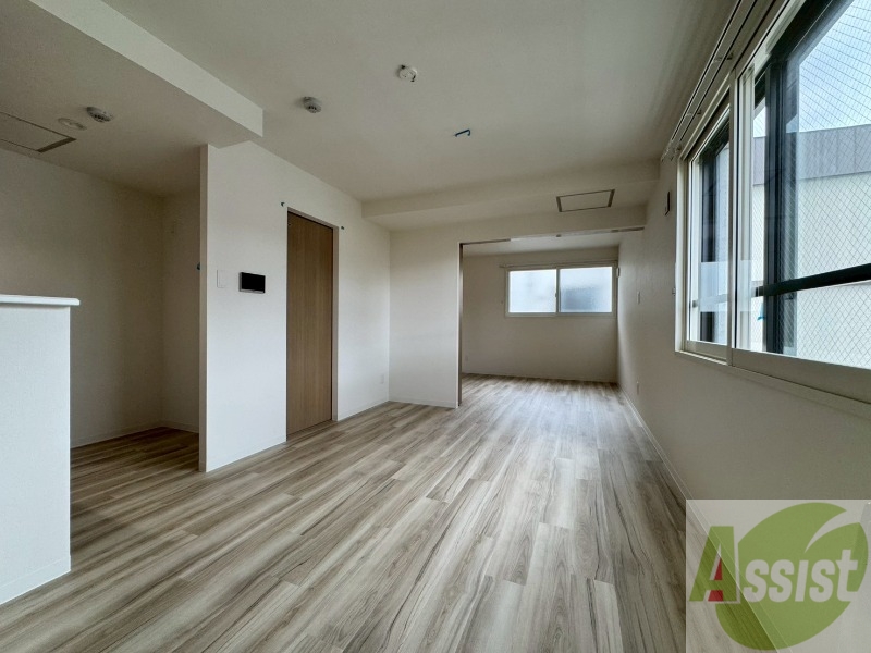 居室・リビング　フローリングや壁の色がお洒落な印象のリビングです。