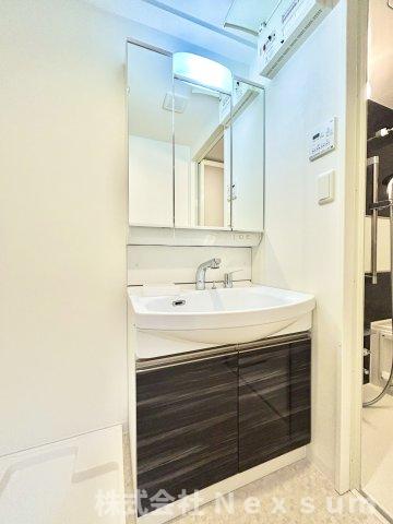 洗面設備　明るい洗面所です