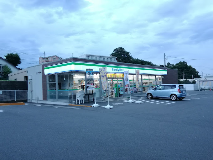 コンビニ　ファミリーマート 秦野運動公園東店（コンビニ）まで261m