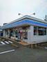 ローソン東三城町店（コンビニ）まで496m