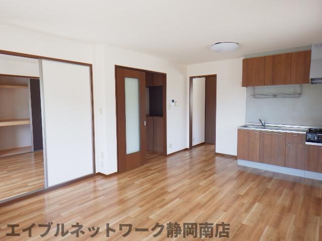 居室・リビング　こちらの居間で趣味の時間をお楽しみください