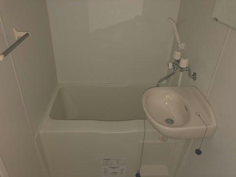 バス・シャワールーム　洗面台完備です