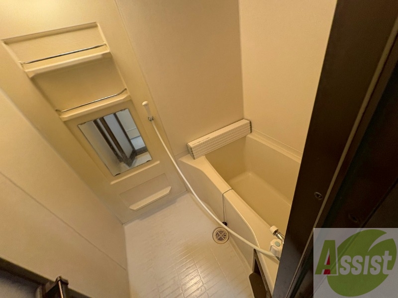 バス・シャワールーム　ユニットバスになります。鏡のところに小物も置けそうですね。