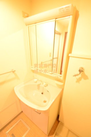 洗面設備　ゆったりとスペースのある洗面所