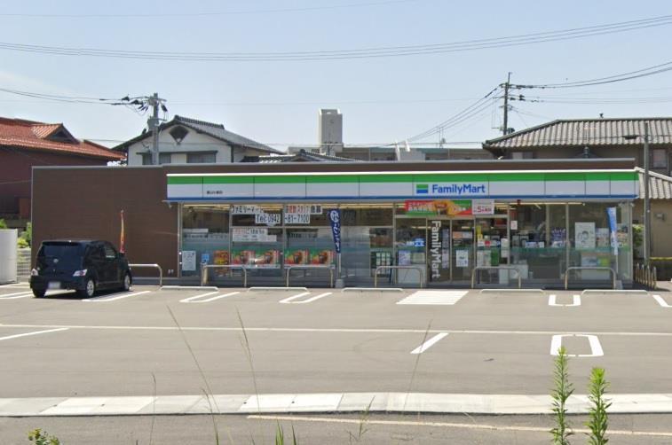 コンビニ　ファミリーマート（コンビニ）まで600m