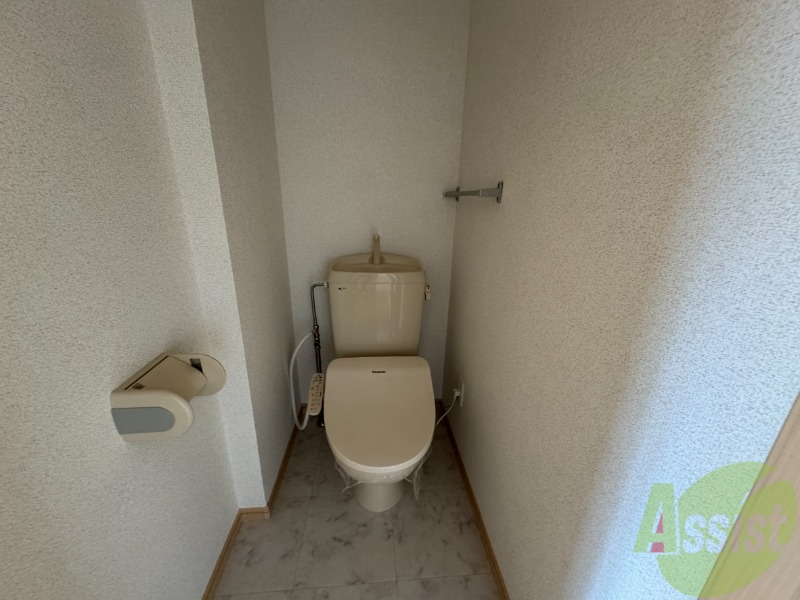 トイレ　トイレはウォシュレット機能付きです。安心して使用できますね。