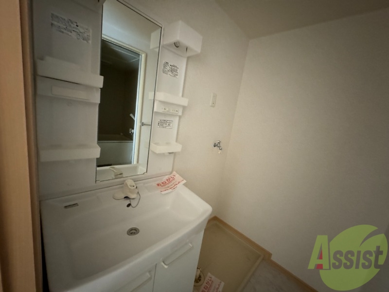 洗面設備　洗面台はシンプルなつくりで手入れがしやすそうですね。