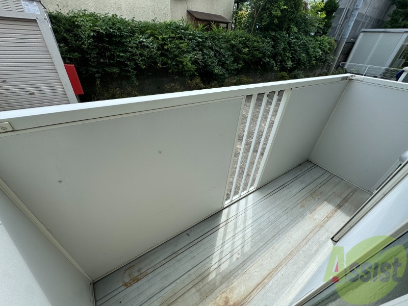 バルコニー　バルコニーは洗濯物を干すのに十分な広さがありますね。