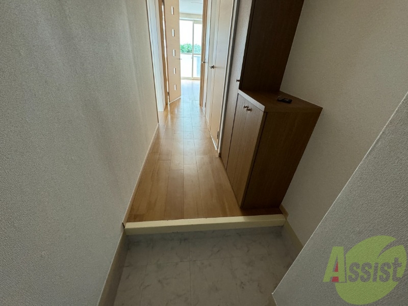 玄関　玄関から撮影しました。明るい印象ですね。