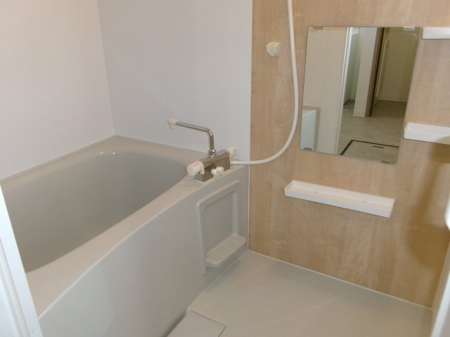 バス・シャワールーム　コンパクトで使いやすいお風呂です