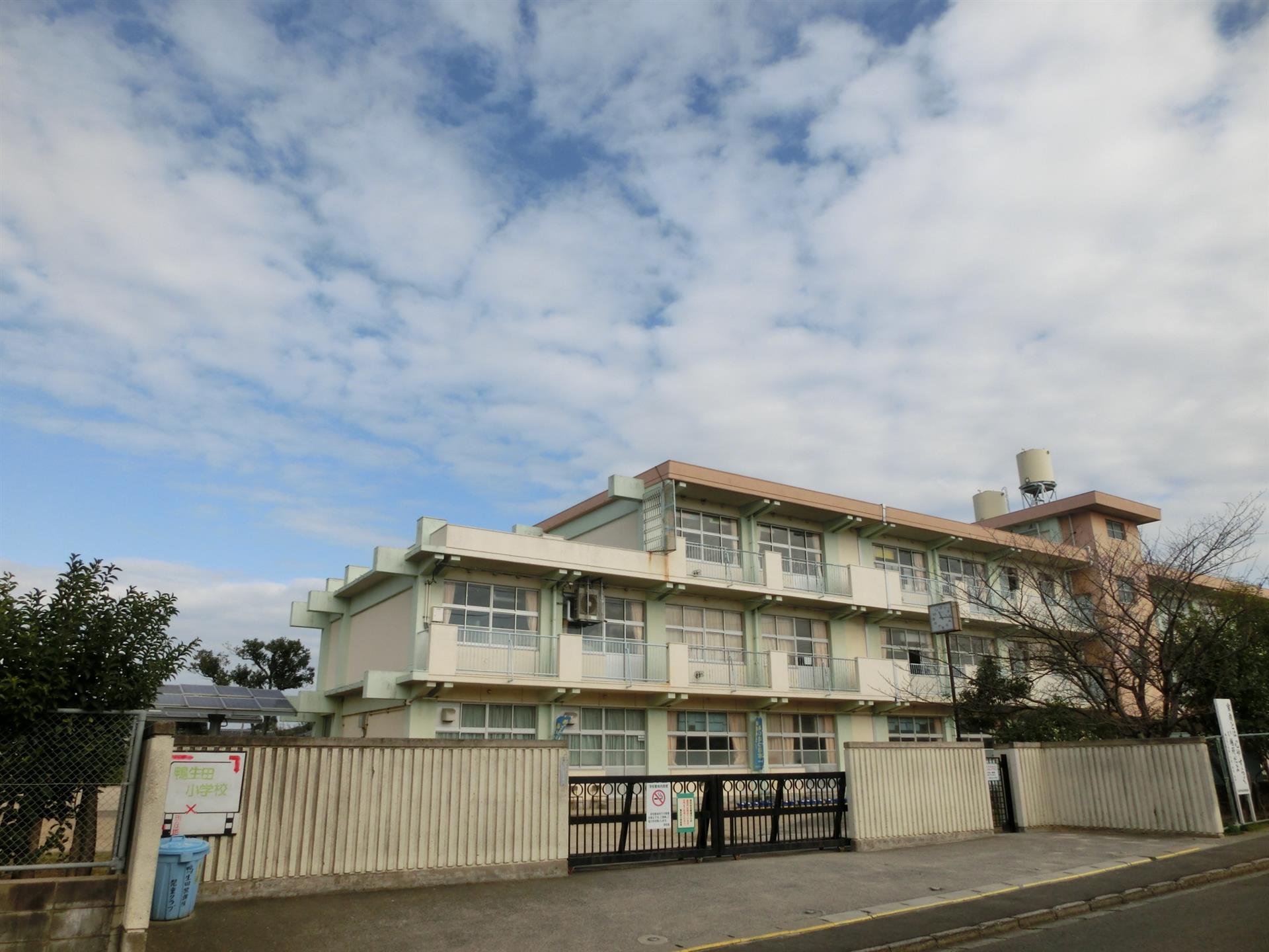 小学校　鴨生田小学校（小学校）まで400m