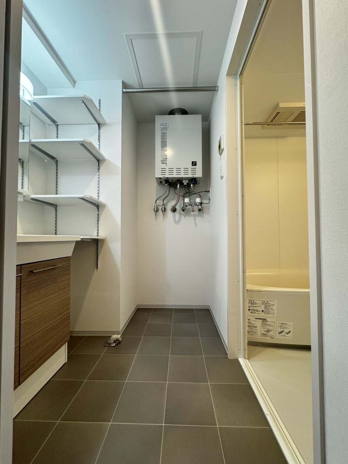 洗面設備　造作棚付き