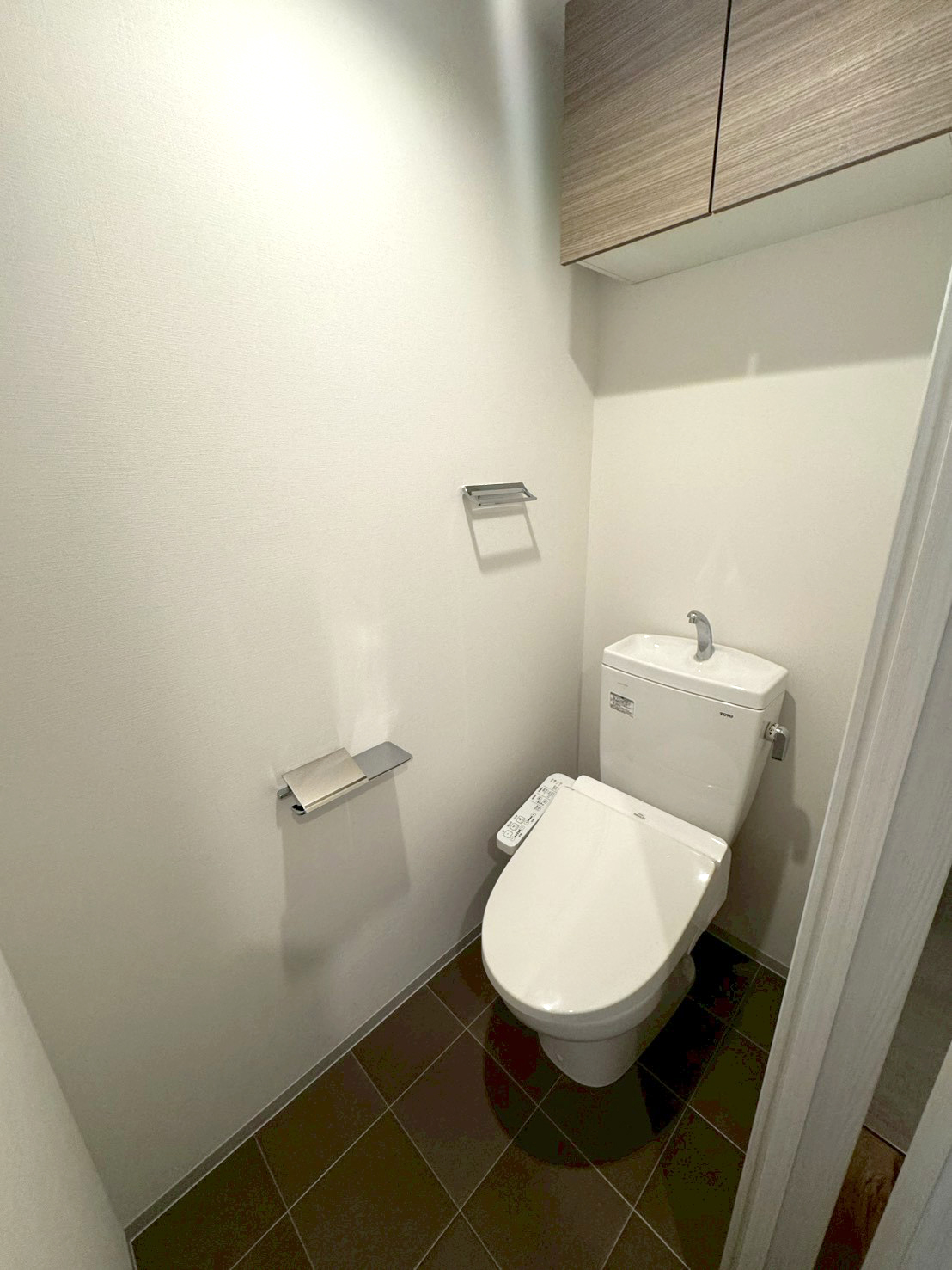 トイレ　吊戸棚付き