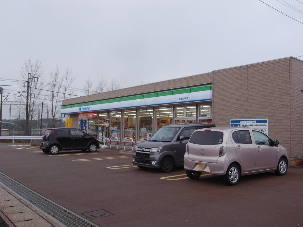 コンビニ　ファミリーマート新津吉岡町店（コンビニ）まで680m