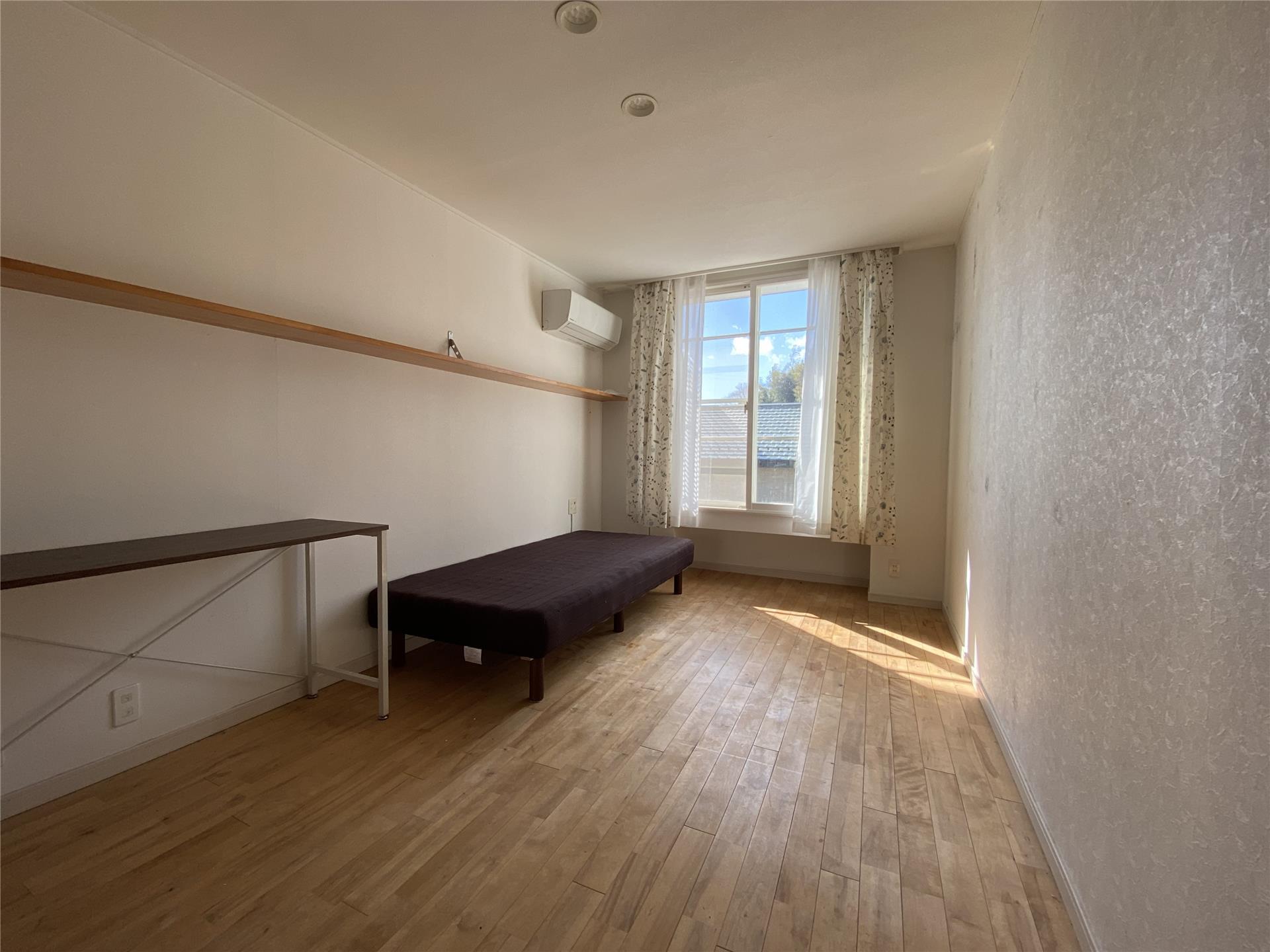 居室・リビング　ベット、テーブルは設備ではありません。