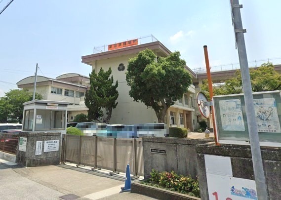 小学校　高知市立潮江小学校（小学校）まで127m