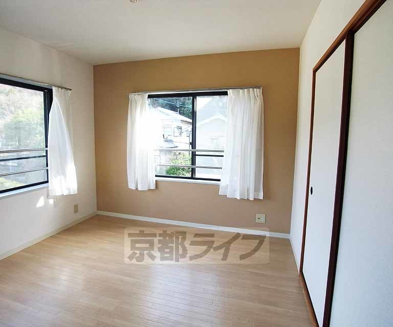 居室・リビング　窓が多くて明るいお部屋ですね。