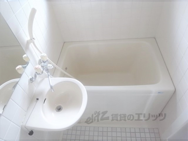 バス・シャワールーム　下部収納