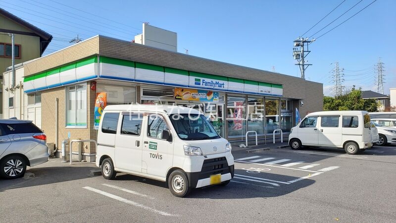 コンビニ　ファミリーマート刈谷一ツ木七丁目店（コンビニ）まで244m