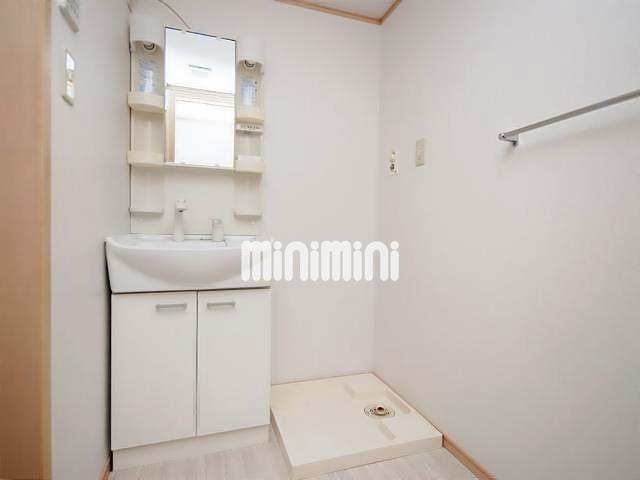 洗面設備　忙しい朝には嬉しいシャワー付き洗面化粧台です