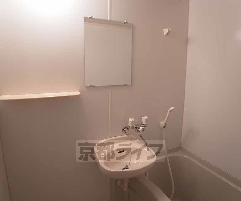 洗面設備　鏡も付いてます。