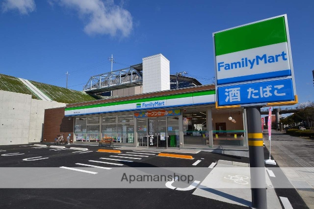 コンビニ　ファミリーマート西条中央七丁目店（コンビニ）まで700m