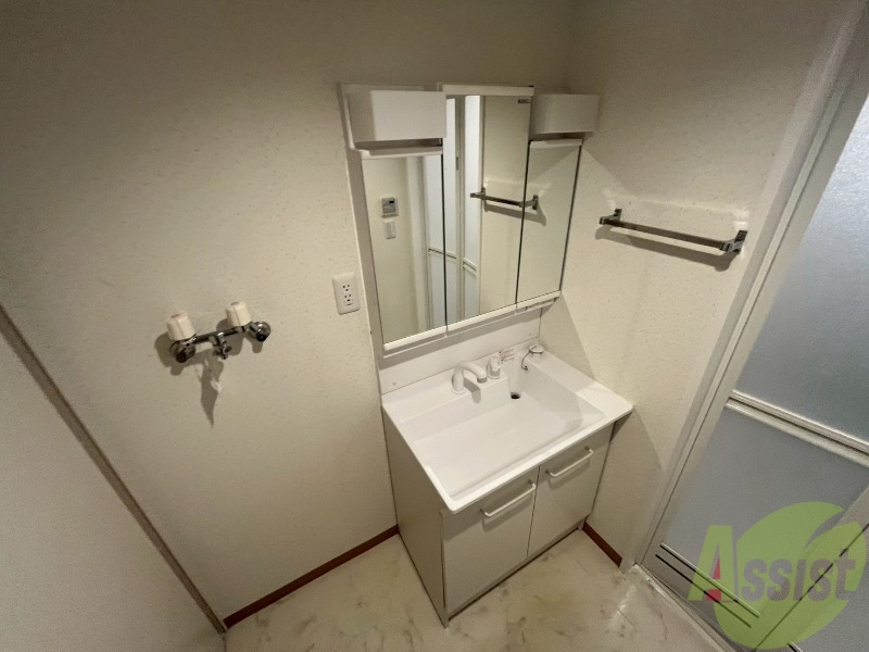 洗面設備　独立洗面台です。大きくてよいですね。シャンプーもできます。