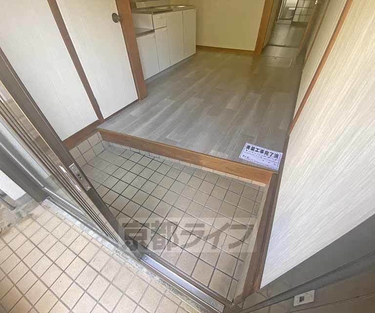 玄関　タイル貼りの広い玄関です。