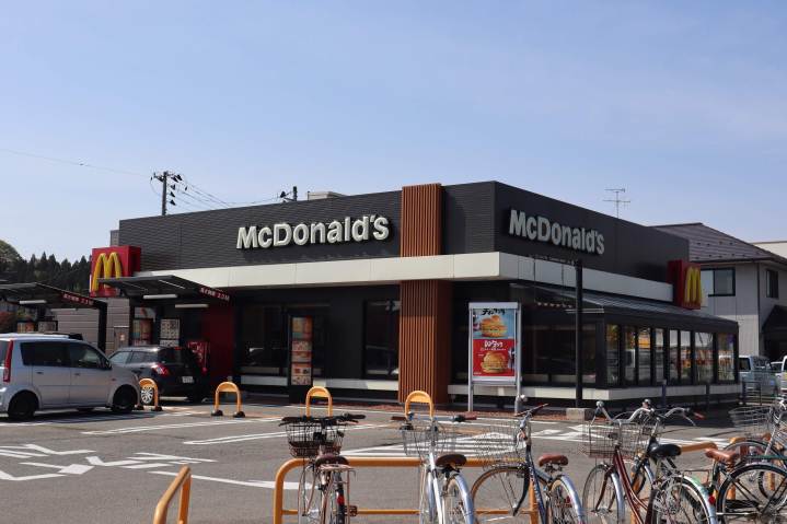 飲食店　マクドナルド秋田広面店（飲食店）まで57m