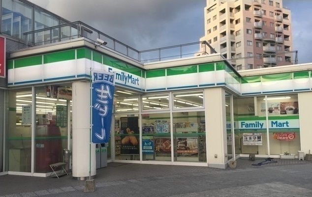 コンビニ　ファミリーマート（コンビニ）まで1100m