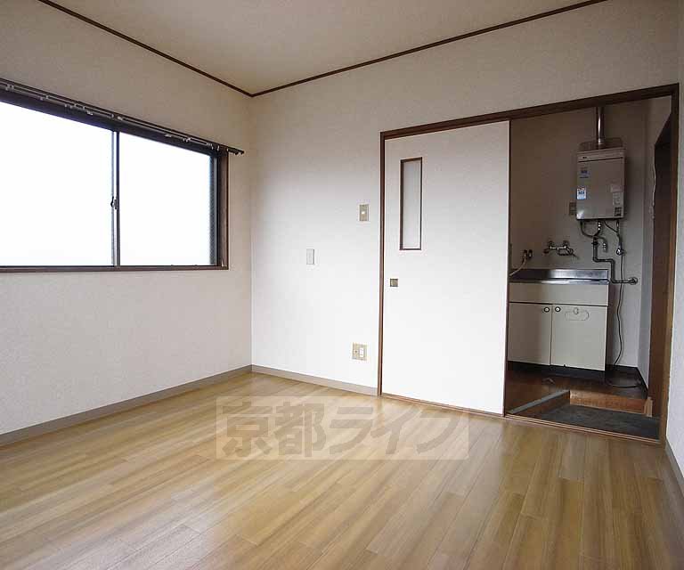 居室・リビング　２面窓の日当たり良好部屋。