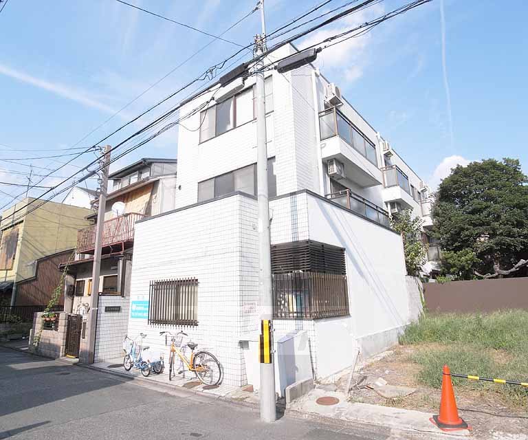 建物外観　白が印象的な外観です。