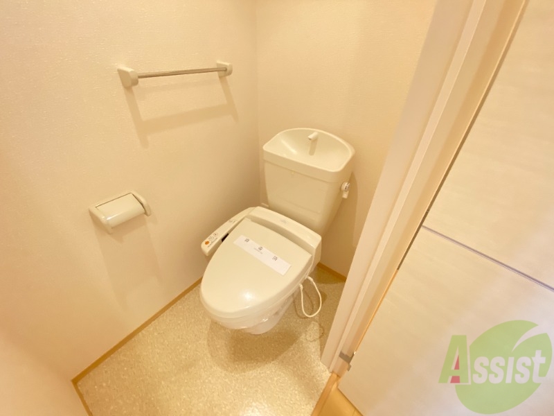 トイレ　嬉しいウォシュレット機能付きです。シャワートイレは便利ですね