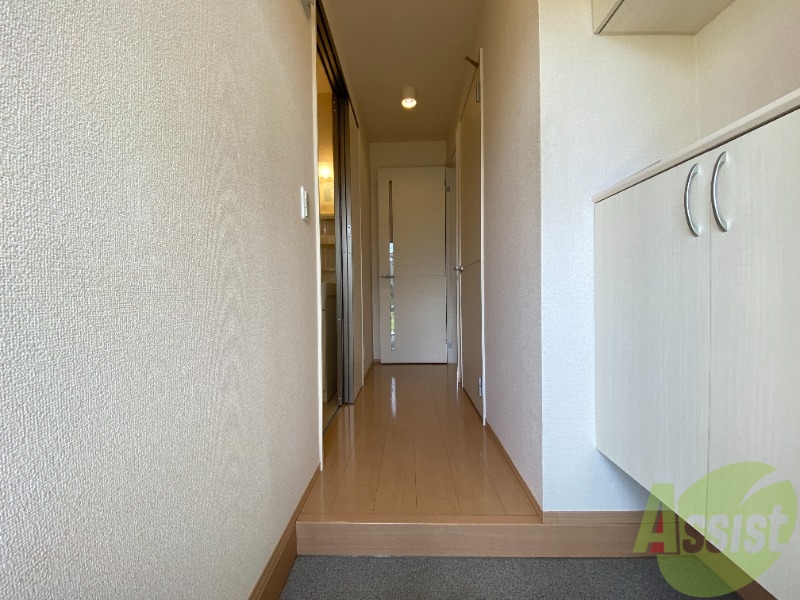 玄関　玄関から撮影しました。敷居が高くなくて安心ですね。