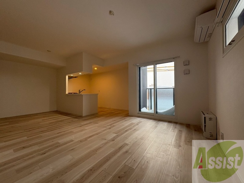 居室・リビング　リビングです。窓が大きくて明るいですね！