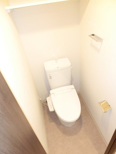 トイレ　同物件別号室の写真です。