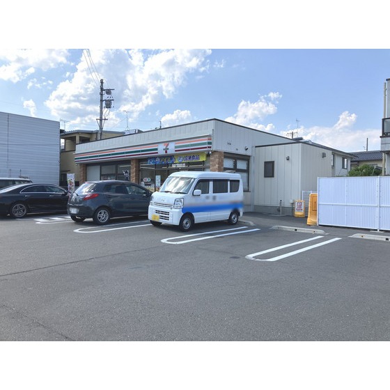 コンビニ　セブンイレブン長野青木島団地入口（コンビニ）まで704m